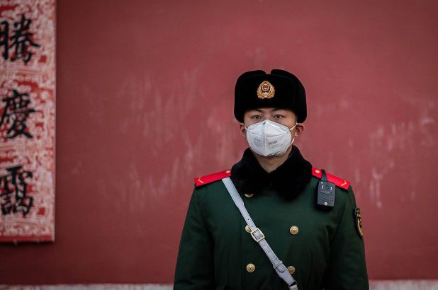防御マスク姿の警察官が北京・紫禁城で警護する。(AFP)