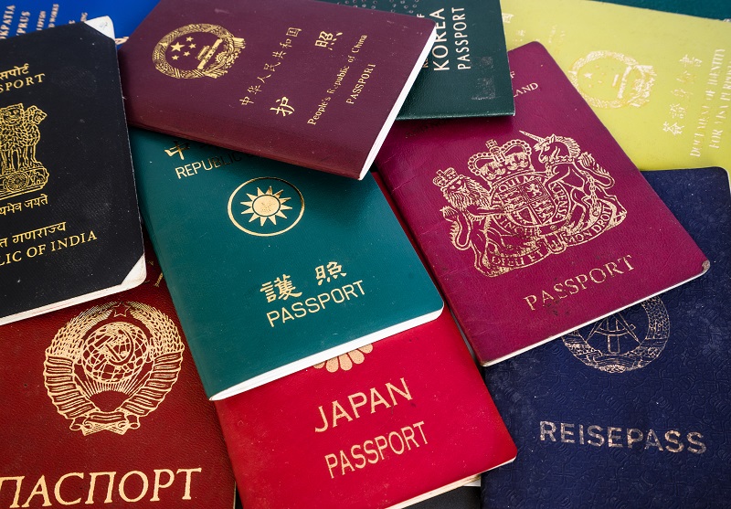 パスポートや卒業証明書、その他の文書など、個人の文書の返却を拒否する元雇用先を訴えたフィリピン人女性。（シャッターストック）