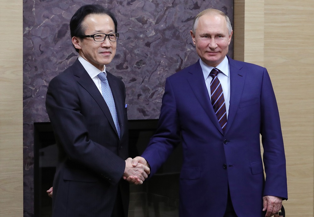 2020年1月16日、モスクワ郊外のノボオガリョボの公邸での会談で、日本の北村滋国家安全保障局長と握手をするロシアのウラジミール・プーチン大統領（右）。（AFP通信）