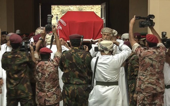 首都マスカットのグランドモスクで、前指導者スルタン・カブース国王の棺を運んでいるオマーンの人々。 （AFP）