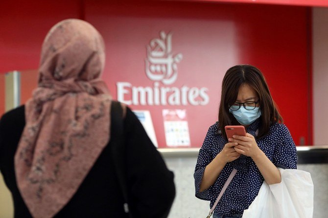 2020年1月29日（水）、ドバイ国際空港でマスクを着用している旅行者。（ロイター）