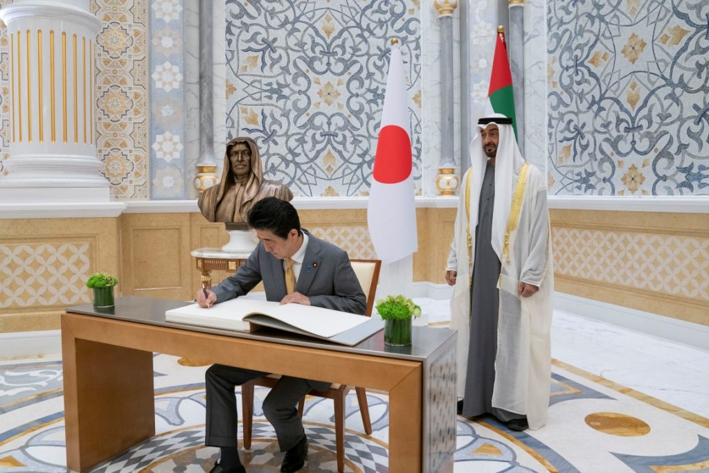 カスル・アル・ワタンのレセプションで芳名帳にサインする日本の安部晋三首相。(WAM)