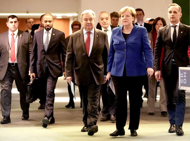 アントニオ・グテーレス国連事務総長、国連のガッサン・サラメ・リビア特使、ドイツのアンゲラ・メルケル首相がベルリンでの記者会見に到着した様子。（ロイター）