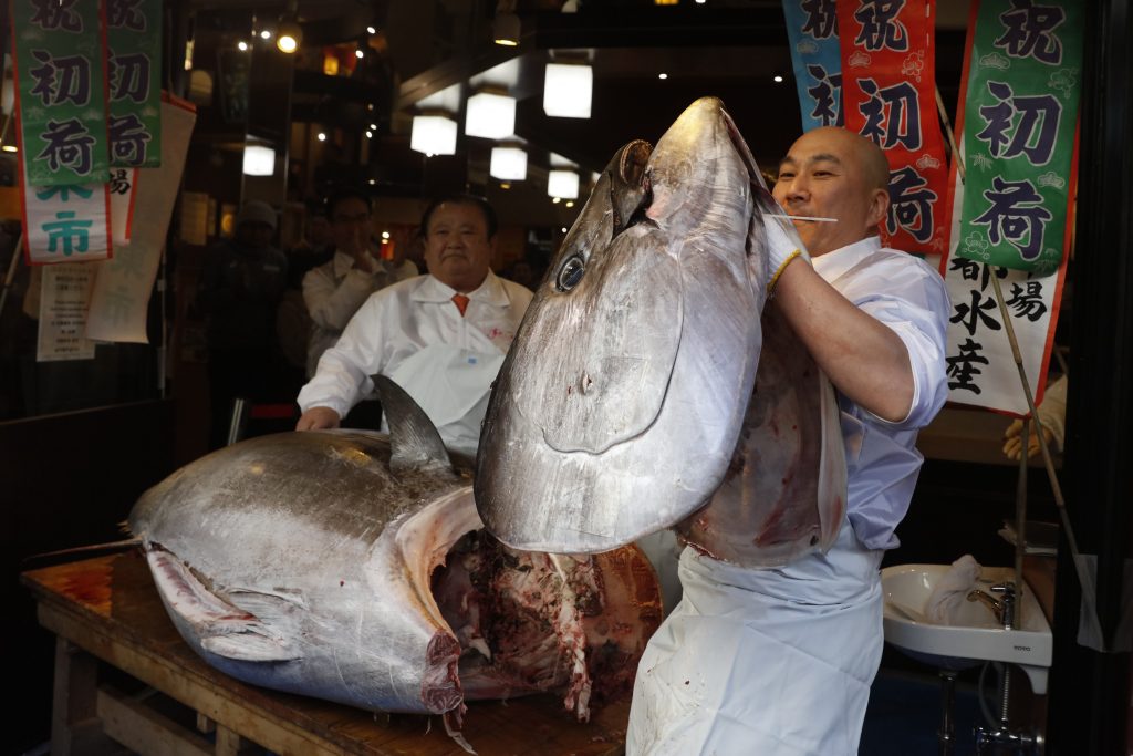 競り落としたのは今年もすしチェーン「すしざんまい」を展開する喜代村。(AP)