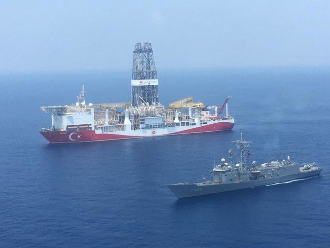 トルコの軍艦が、地中海東部のキプロス近海へ派遣されたトルコの採掘船「フェイス(信仰)」号の横で警備にあたる。(ファイル/AFP)