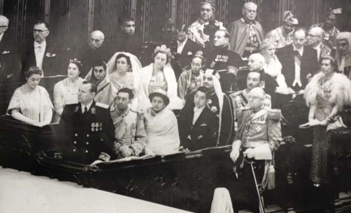 1953年ロンドンにて、アブドゥルアズィーズ国王の特使ファハド・ビン・アブドゥルアズィーズ王子が英国のエリザベス二世女王の戴冠式に出席、イラクのアブドゥリラ・ビン・アリ皇太子と日本の明仁親王と連れ立って現れる。出典King Abdulaziz Foundation for Research and Archives (Darah)