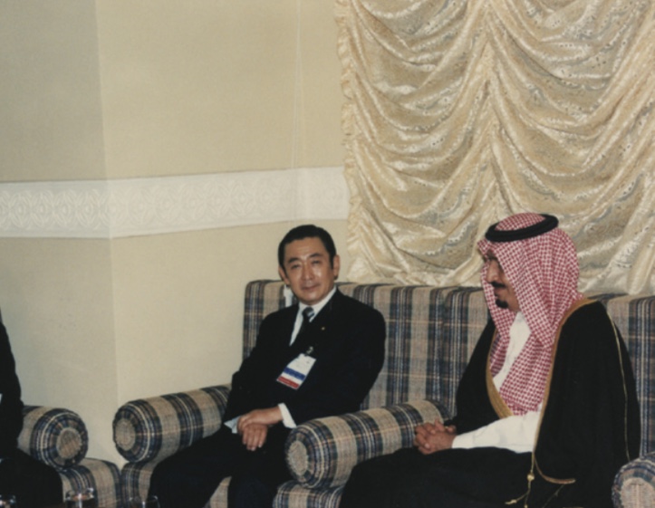1990年、日本の海部俊樹首相がサウジアラビアを訪問。出典King Abdulaziz Foundation for Research and Archives (Darah)