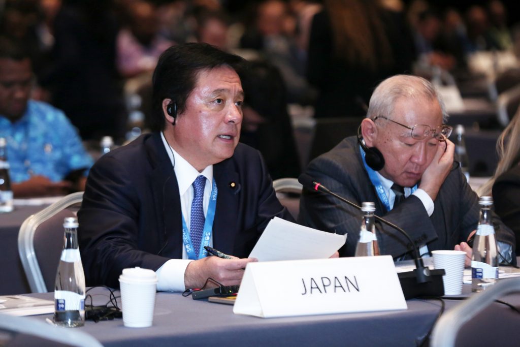 日本の若宮健嗣外務副大臣は、アブダビでの国際再生可能エネルギー機関第10回総会に出席していた。（提供）