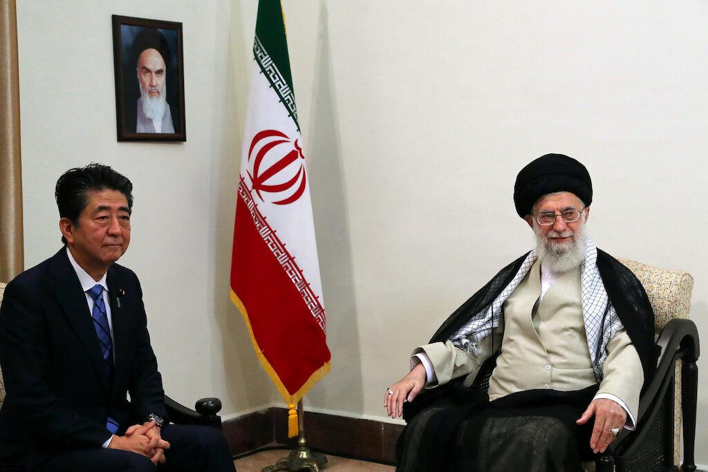 イラン最高指導者アリ・ハメネイ師は、テヘランで、日本の総理大臣である安倍晋三と会談している。（ロイター）