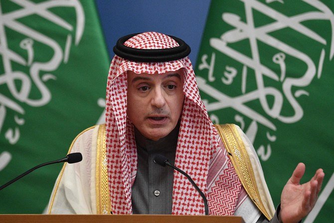サウジアラビアのアデル・アル・ジュベイル外務大臣は、2020年1月24日、ハンガリーのブダペストでハンガリーの外務貿易大臣と共同記者会見を行う。 （AFP）