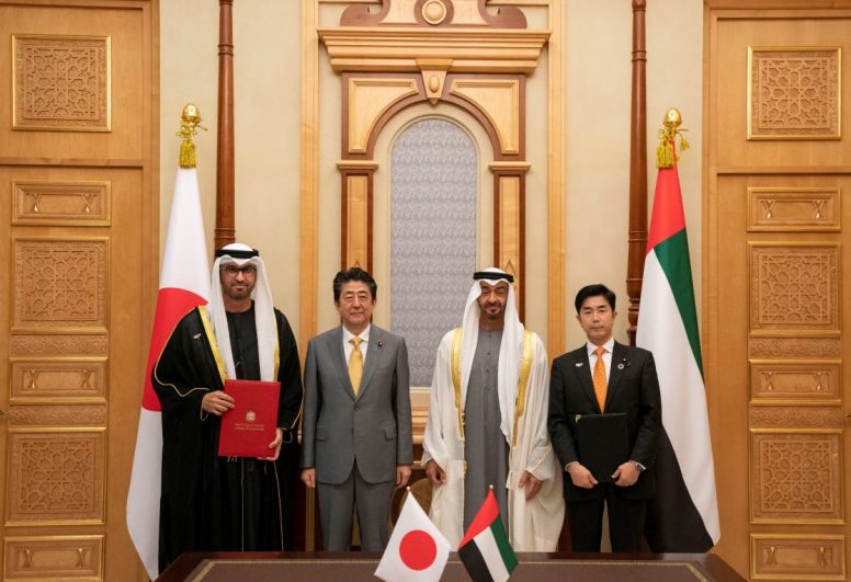 UAEのカスール・アル・ワタンの大広間で握手をするムハンマド皇太子と日本の安倍晋三総理。（WAM）