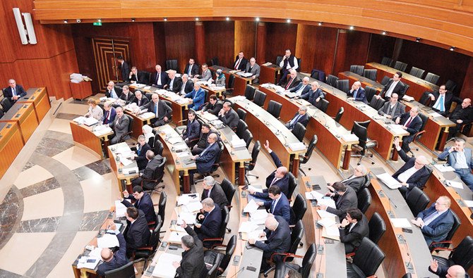 レバノン議会広報室が公開した写真には、月曜日にベイルートの議会で2020年の予算に投票するレバノンの議員の様子が写っている。(AP)
