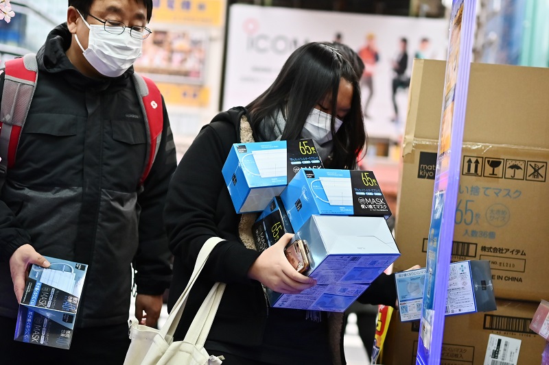 2020年1月27日の東京の秋葉原では、客たちがドラッグストアでマスクを買い求めていた。(AFP)