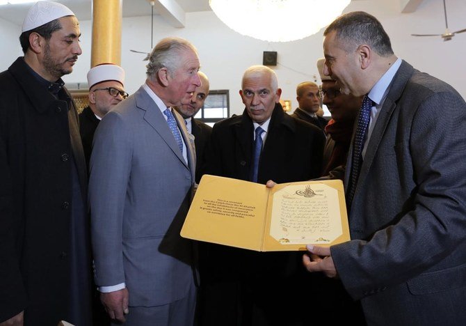 英国のチャールズ皇太子がイスラエルの占領地ヨルダン川西岸ベツレヘムにあるオマールのモスクを訪問。（AFP通信）
