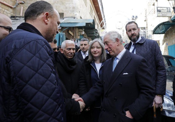 英国のチャールズ皇太子が、イスラエルの占領地ヨルダン川西岸ベツレヘムにあるオマールのモスクに到着。（AFP通信）
