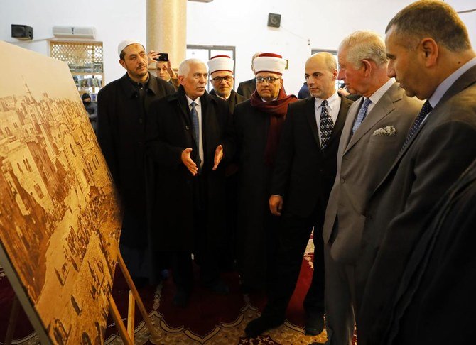 英国のチャールズ皇太子がイスラエルの占領地ヨルダン川西岸ベツレヘムにあるオマールのモスクを訪問。（AFP通信）