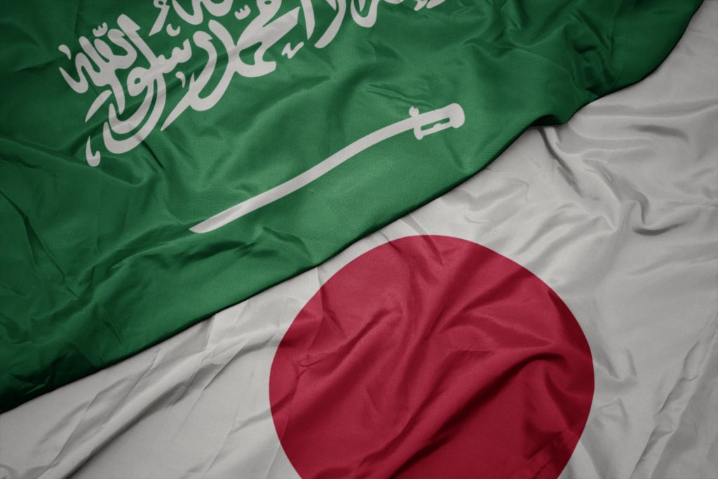 サウジアラビアが、中東歴訪の最初の目的地で、日本の安倍晋三首相を迎える準備を進めている。（AFP通信）