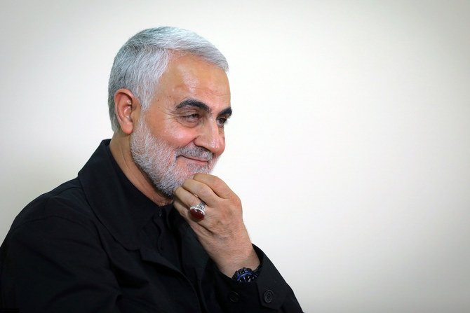  イラン革命防衛隊（IRGC）少将でコッズ部隊の司令官カセム・ソレイマニ。テヘランのイラン指導者事務局のメンバーとのインタビューでトレードマークの指輪を身に着けている。 (AFP)