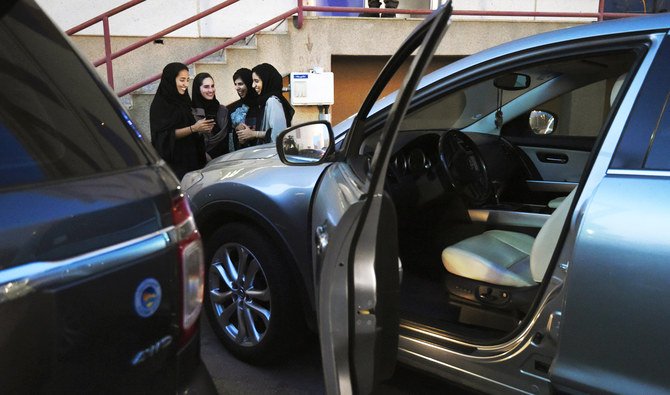 運転手付き自動車予約サービス、Careemのアル=フバルのオフィスで、サウジの女性が新入りの女性ドライバー向け訓練プログラムに参加している。（AFP）