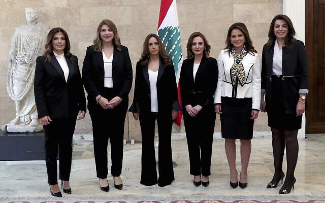 レバノンの新閣僚：（左から右に）ラミヤー・ヤミーン労働大臣、マーリー・クロード・ナジュム司法大臣、ザイナ・アクル国防大臣、ファールティー・ウーハニヤーン青年・スポーツ大臣、マナール・アブドゥルサムド情報大臣、ガーダ・シャリーム避難民担当大臣、バーブダの大統領府にて。(AP Photo)