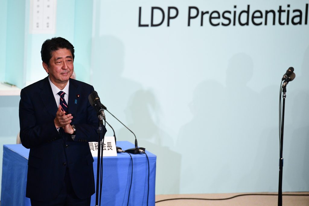 安倍晋三首相が先頭に立って取り組んだ水際対策は奏功せず、国内で感染が拡大。(AFP)