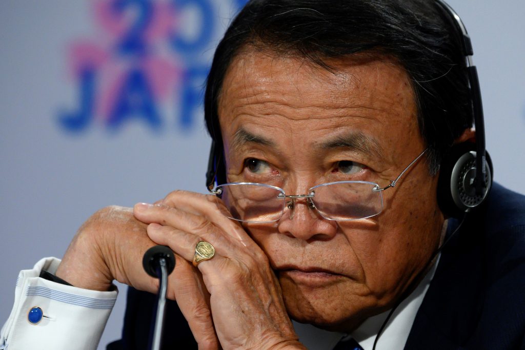 日本の麻生太郎財務大臣が日曜日に米国の税制改革案を批判し、テック大企業への課税に関する新たなルール作りへの合意に向けた国際的な取り組み悪影響を与えかねないと述べた。(AFP)