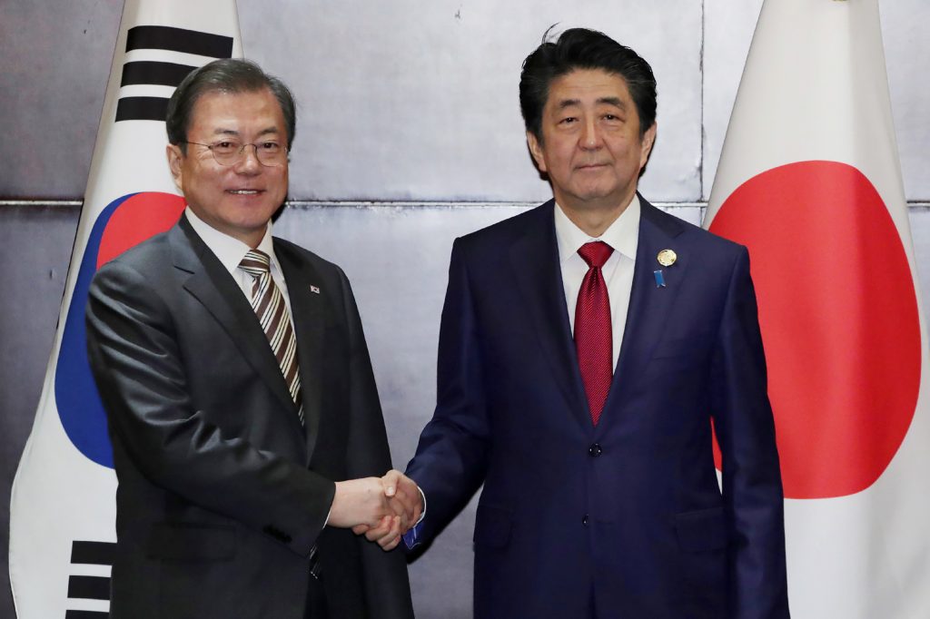 う安倍晋三首相（右）と韓国の文在寅大統領＝２０１９年１２月２４日、中国・四川省成都。(AFP)