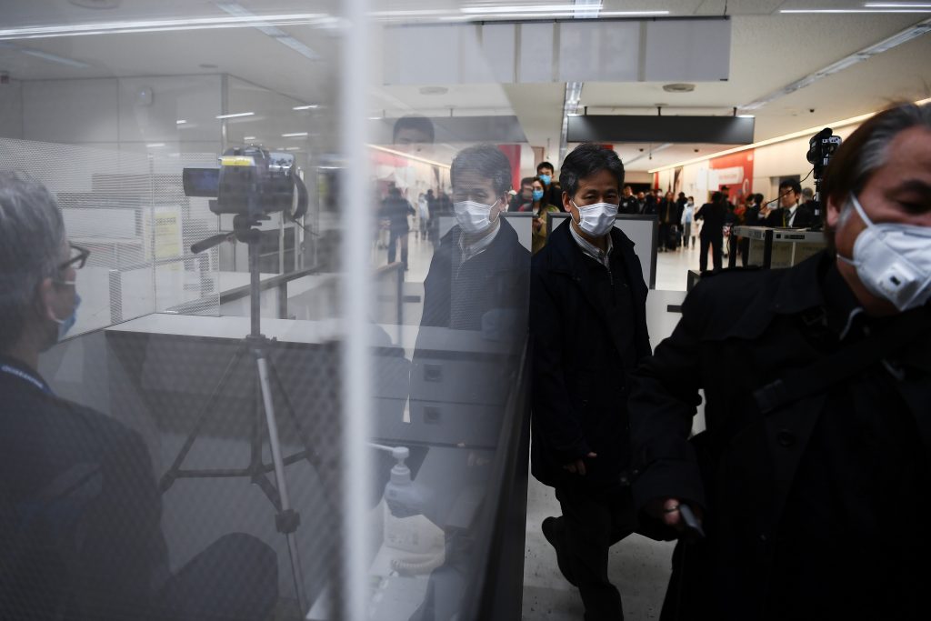 政府がチャーターした帰国便の片道分運賃約８万円については個人に請求せず、政府が負担する方向で検討する。(AFP)