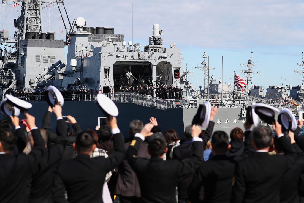 中東派遣される海自護衛艦「たかなみ」の乗員に訓示する安倍晋三首相(左)=2日午前、神奈川県横須賀市。(AFP)