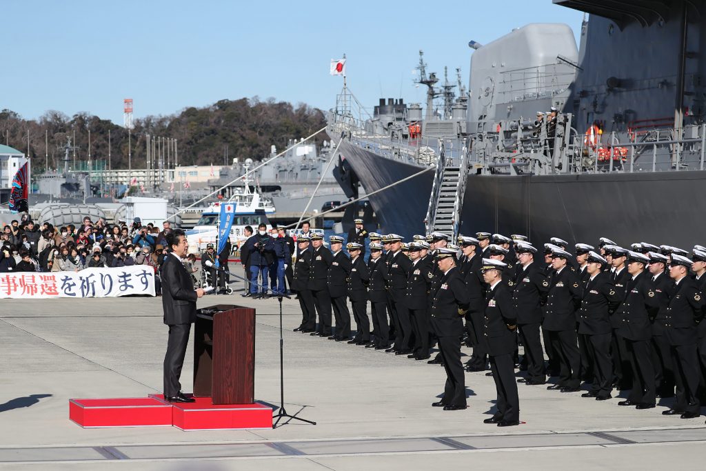 中東派遣される海自護衛艦「たかなみ」の乗員に訓示する安倍晋三首相(左)=2日午前、神奈川県横須賀市。(AFP)