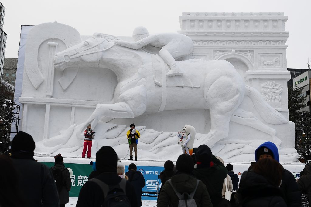 北海道新聞に支援を受けた「Prix de l'Arc de Triomphe（凱旋門賞）」（フランスのパリロンシャン競馬場で行われる競馬）の巨大な雪像は、札幌で開催されているさっぽろ雪まつりの期間中に見られる、2020年2月4日。(AFP)