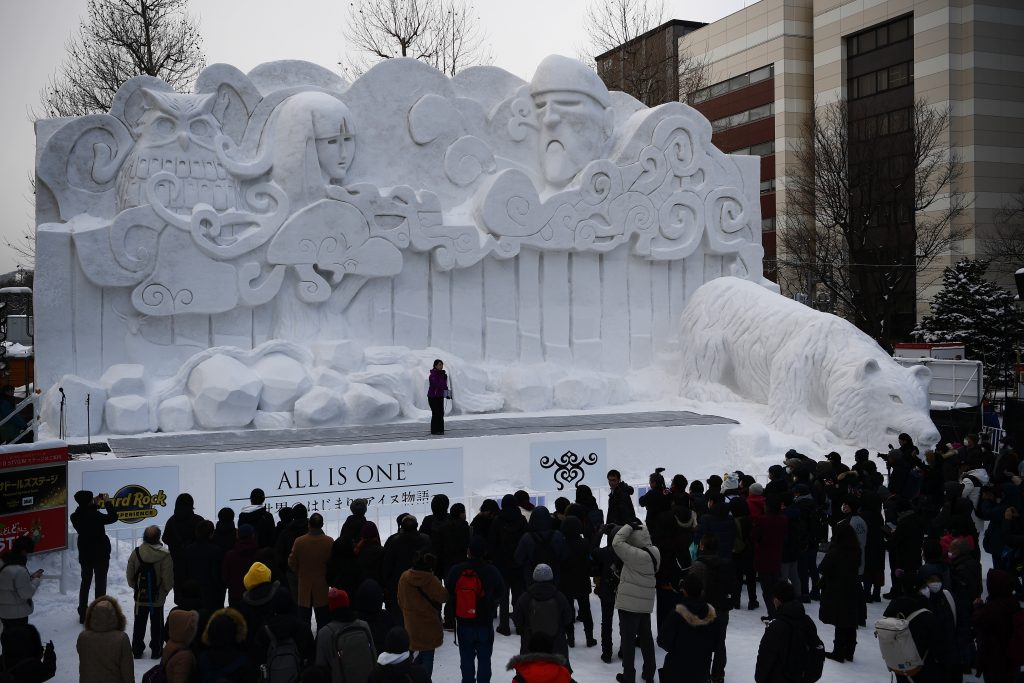 日本の北方先住民族であるアイヌの創世神話の神「アイヌラックル」の札幌テレビ放送に支援を受けた巨大な雪像は、札幌で開催されているさっぽろ雪まつりの期間中に見られる、2020年2月4日。(AFP)