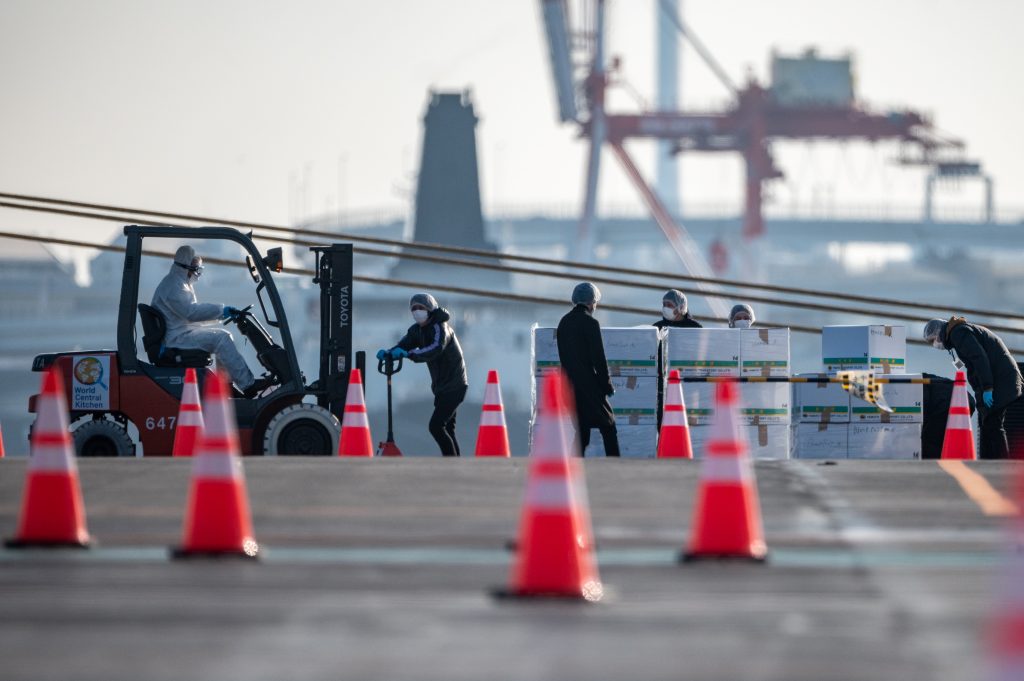 同船での業務をめぐっては、これまで横浜検疫所に勤務する男性検疫官ら４人の感染が判明。政府職員の感染者は６人となった。(AFP)