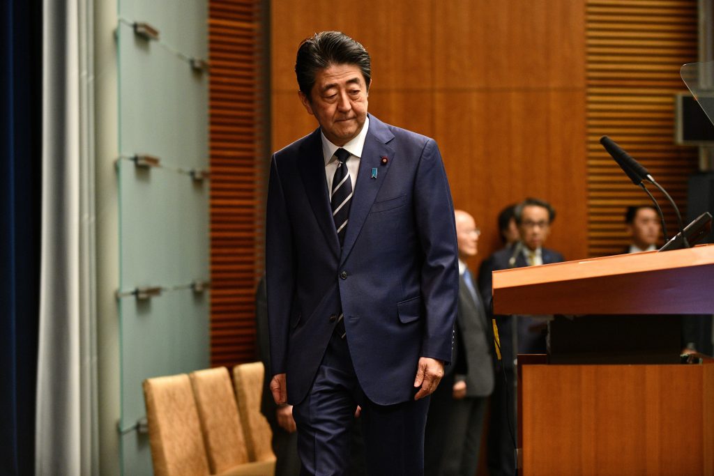 会見は、首相自身の説明を求める与野党の声に押される形で実施され、予定時間の２０分を超えて３６分間に及んだが、記者の質問は途中で打ち切られた (AFP)