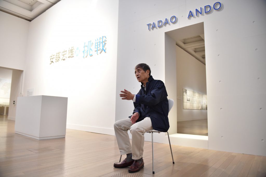 安藤氏は独学の建築家。コンクリート、幾何学的造形、光を自在に用いたミニマリズム建築のスタイルで知られる。(AFP)