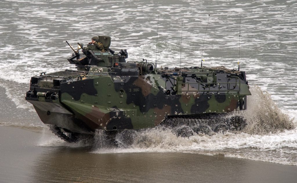 沖合の米海軍ドック型揚陸艦からは日米の水陸両用車ＡＡＶ７が発進した。(AFP)