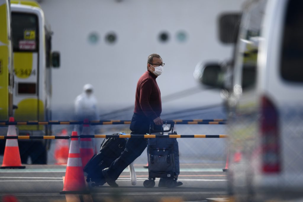 男性は集団感染が起きたクルーズ船「ダイヤモンド・プリンセス」の乗客で、船内待機後の２０日に下船し、新幹線などで帰宅した。(AFP)