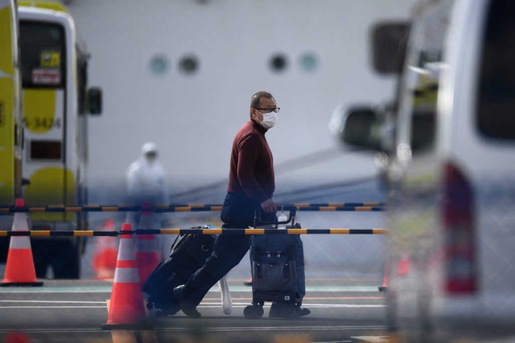 男性は集団感染が起きたクルーズ船「ダイヤモンド・プリンセス」の乗客で、船内待機後の20日に下船し、新幹線などで帰宅した。(AFP)