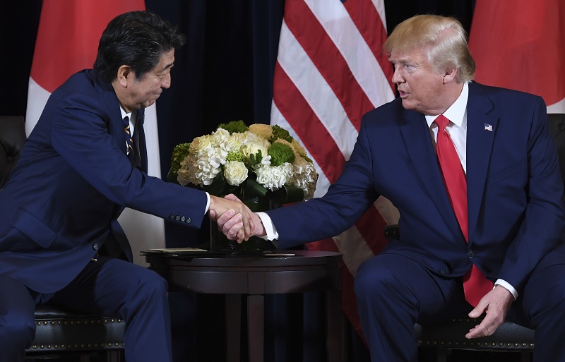 先週、ドナルド・トランプ大統領（右）は日本の安倍晋三首相（左）から東京オリンピックに招待されており、来日することを検討していると話した。（AFP/ファイル）