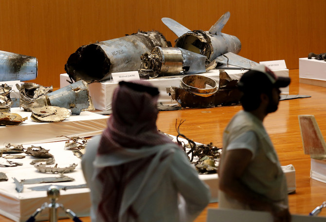 9月、サウジアラビアのリヤドでの記者会見の席上、サウジアラビア軍は、アブカイクとクライスにあるサウジアラムコの施設で、石油産業への攻撃に使用されたイランの巡航ミサイルと無人偵察機を示す。。 (AP /ファイル写真)