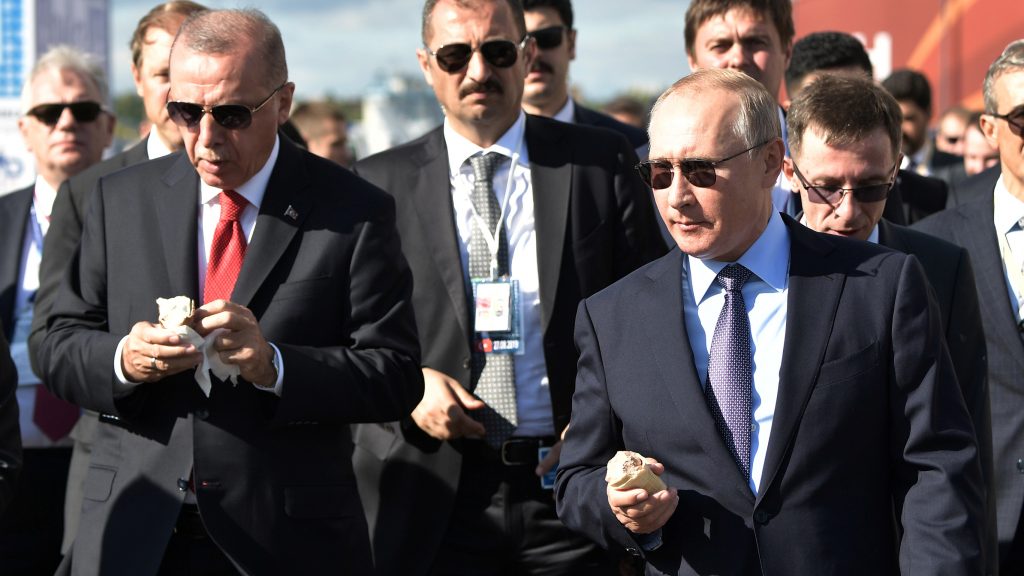 モスクワ郊外のジューコフスキーで行われた航空ショーMAKS 2019でのロシアのウラジミール・プーチン大統領とトルコのレジェップ・タイイップ・エルドアン大統領。（ロイター通信）