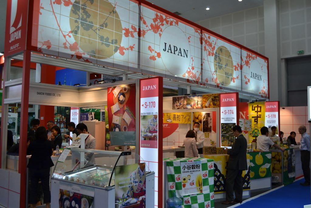 30以上の参加企業による多様な食品・飲料を出展したジャパンパビリオン（AN Photo）
