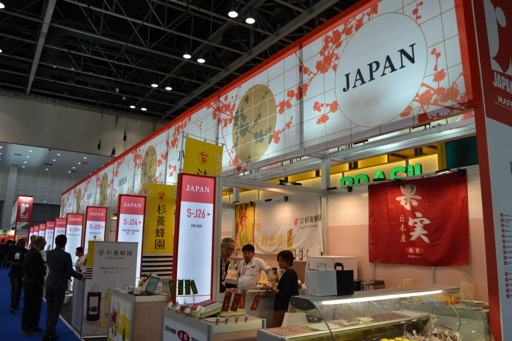 30以上の参加企業による多様な食品・飲料を出展したジャパンパビリオン（AN Photo）