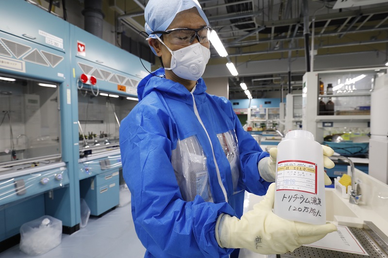 2019年10月2日に撮影された写真で、福島県大熊町の福島第一原発の研究室で東京電力（TEPCO）の研究員がトリチウムを含む処理水を紹介。 （AFP/file）