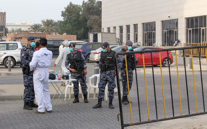 2020年2月24日に撮影された写真には、イランから帰国したクウェート人が隔離され、コロナウイルス COVID-19の検査を受けているクウェートの首都にあるホテルの様子が写っている（AFP）。