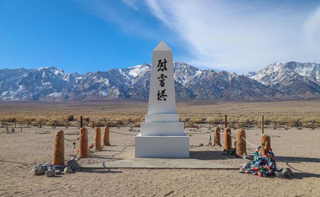 墓地の記念碑と神社がマンザナー強制収容所にゆかりを持つ人のための巡礼地の目印となっている（カリフォルニア州）。（シャッターストック）