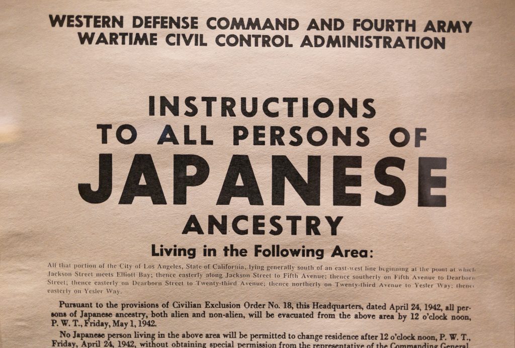 ワシントンDCのアメリカ合衆国ホロコースト記念博物館に展示されている、第二次世界大戦中の日系米国人の強制収容に関する指示が載ったチラシ。（シャッターストック）