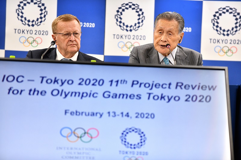 2020年2月14日、東京にてIOCとの事務折衝を終えて共同記者会見を行う2020年東京五輪調整委員会のジョン・コーツ委員長（左）と東京五輪組織委員会の森喜朗会長（右）。