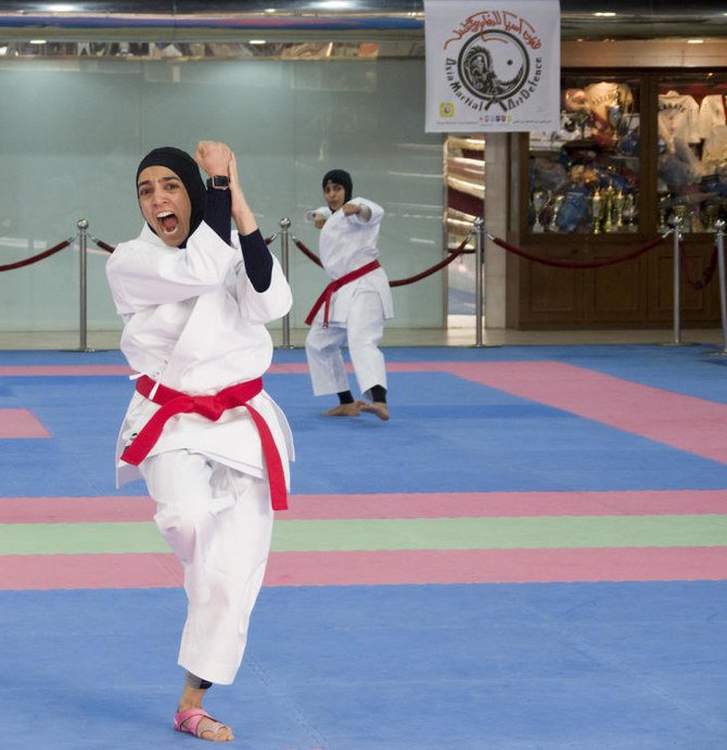 UAEのシャールジャで2月2日に開幕した第5回アラブ女性スポーツ・トーナメントにサウジの女性空手チームが初めて出場した様子は、テレビで放送される予定だ。(ANフォト/フダー・バシャータフ)