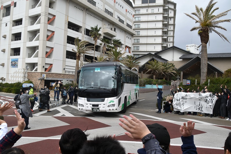 2020年2月13日、致命的なCOVID-19ウイルス（コロナウイルス）の感染の懸念により、中国中部の武漢から避難した人たちが検疫のために滞在していた千葉県勝浦市のホテルから、バスが出発する。（AFP）